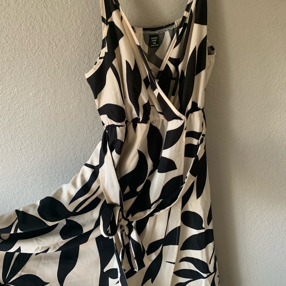 SHEIN Black and Cream Leaf Pattern Maxi Dress